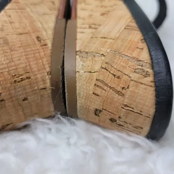 Bernardo Matrix Womens Size 8.5 Mini Wedge Black Leather Thong Sandals - Picture 9 of 9